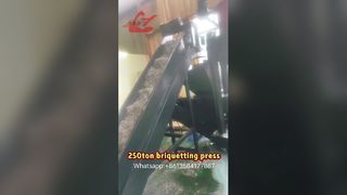 Bricchettatrice per rottami da 250 tonnellate che lavora nel cortile dei nostri clienti